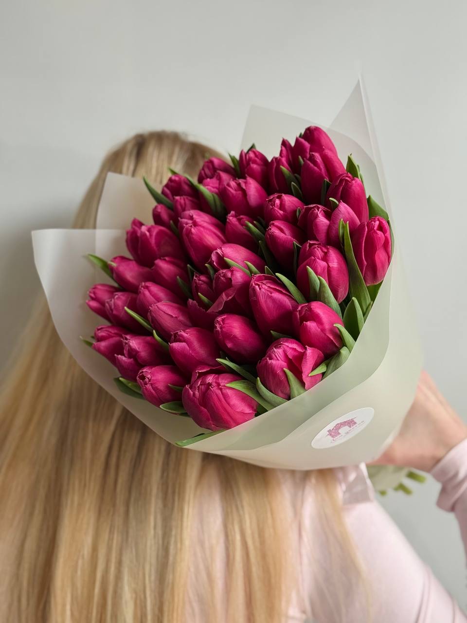 Букет из 39 малиновых тюльпанов в оформлении (Копировать)
