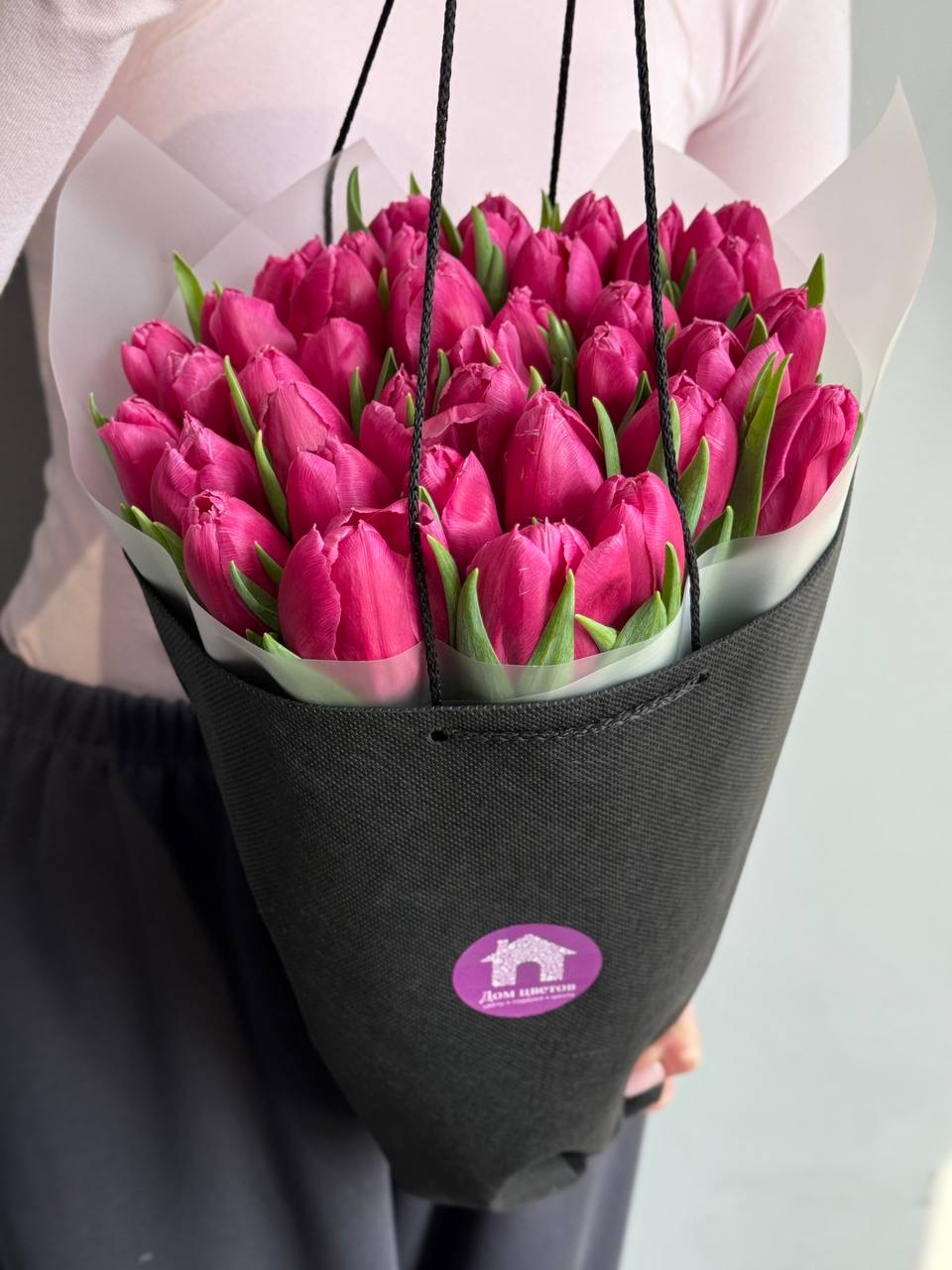 Букет из 39 малиновых тюльпанов в оформлении (Копировать) — фото 5