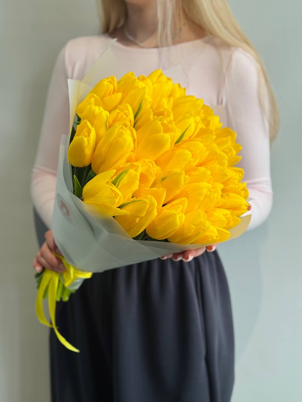 Букет из 39 желтых тюльпанов в оформлении