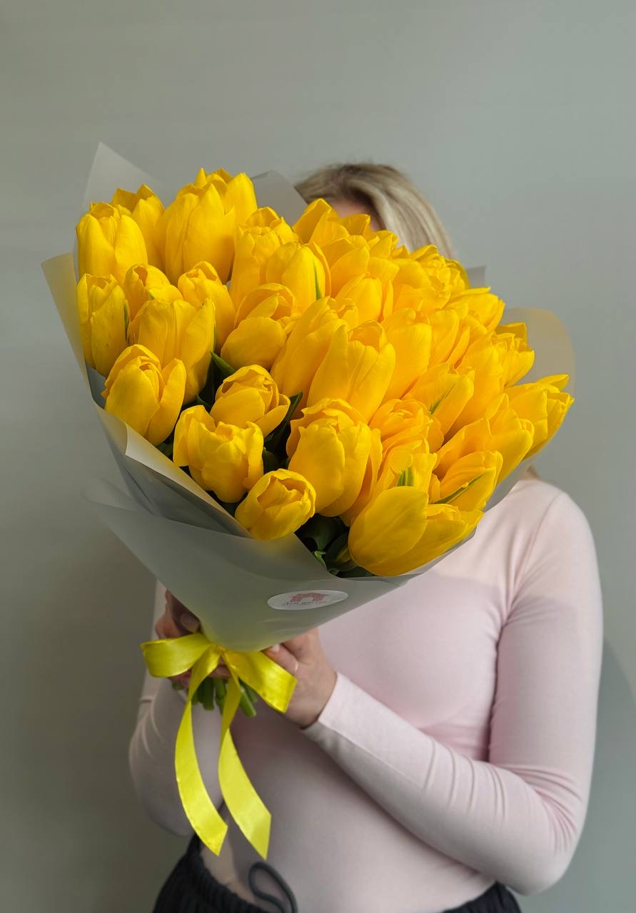 Букет из 39 желтых тюльпанов в оформлении — фото 2