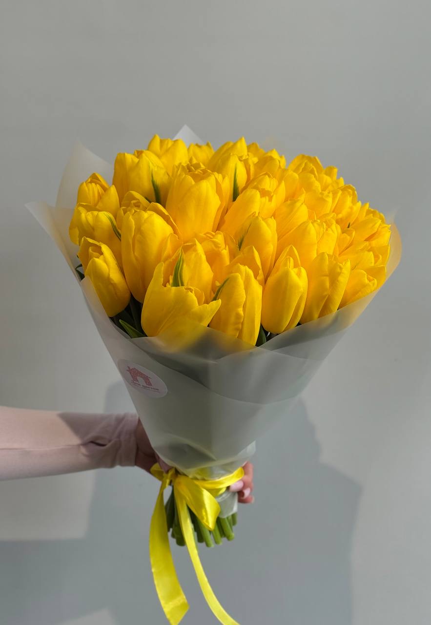 Букет из 39 желтых тюльпанов в оформлении