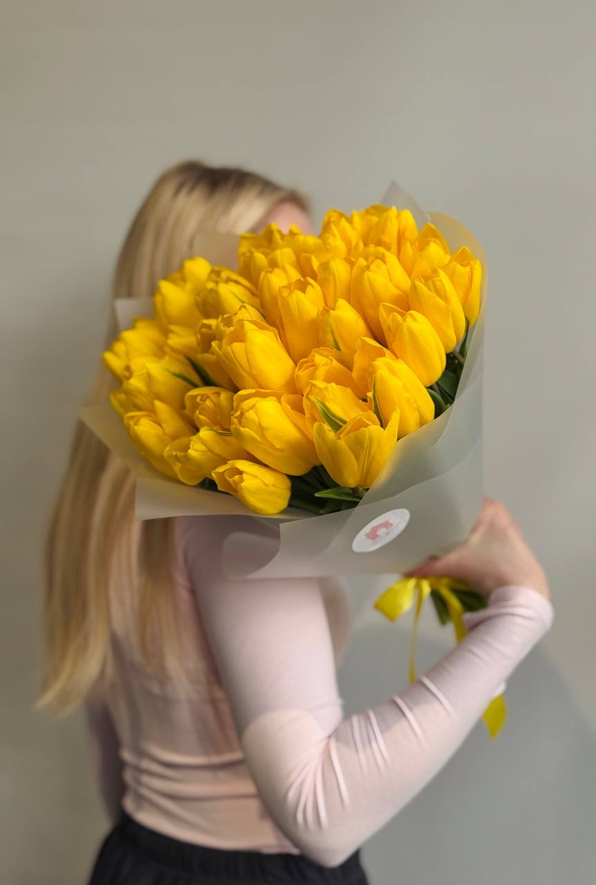 Букет из 39 желтых тюльпанов в оформлении
