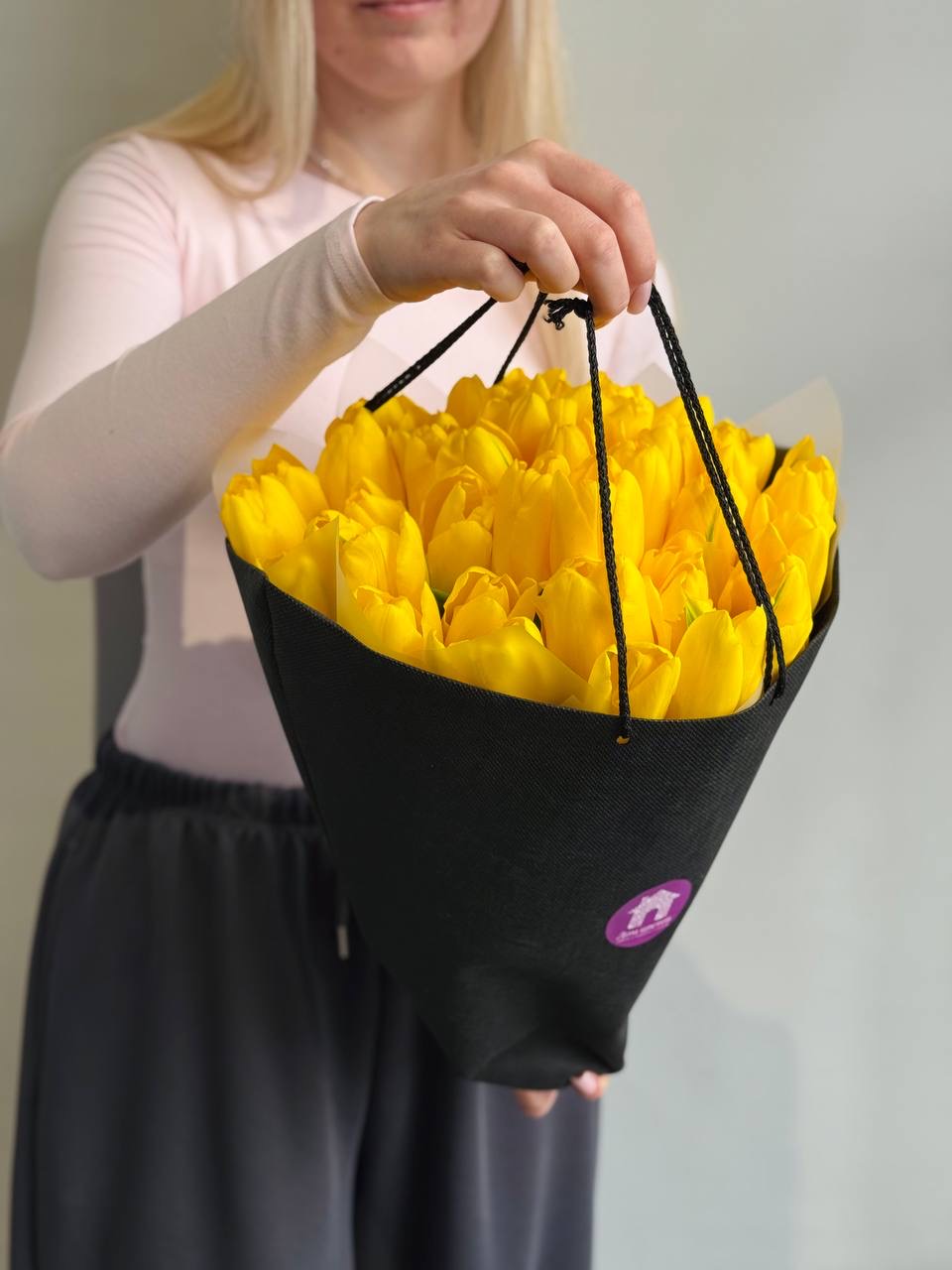 Букет из 39 желтых тюльпанов в оформлении — фото 5