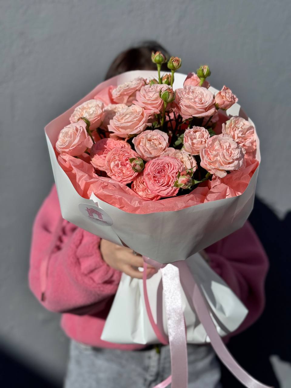 Букет из 5 кустовых пионовидных роз в оформлении