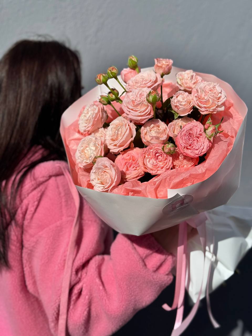 Букет из 5 кустовых пионовидных роз в оформлении — фото 2