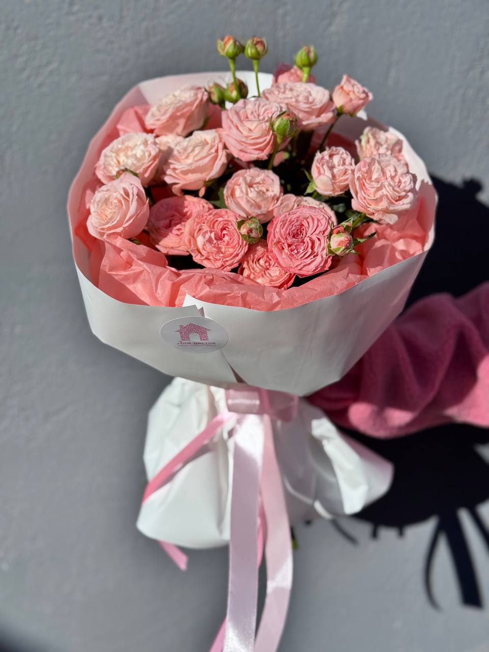 Букет из 5 кустовых пионовидных роз в оформлении