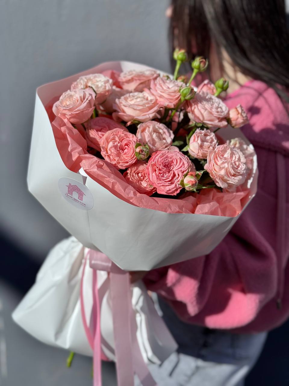 Букет из 5 кустовых пионовидных роз в оформлении