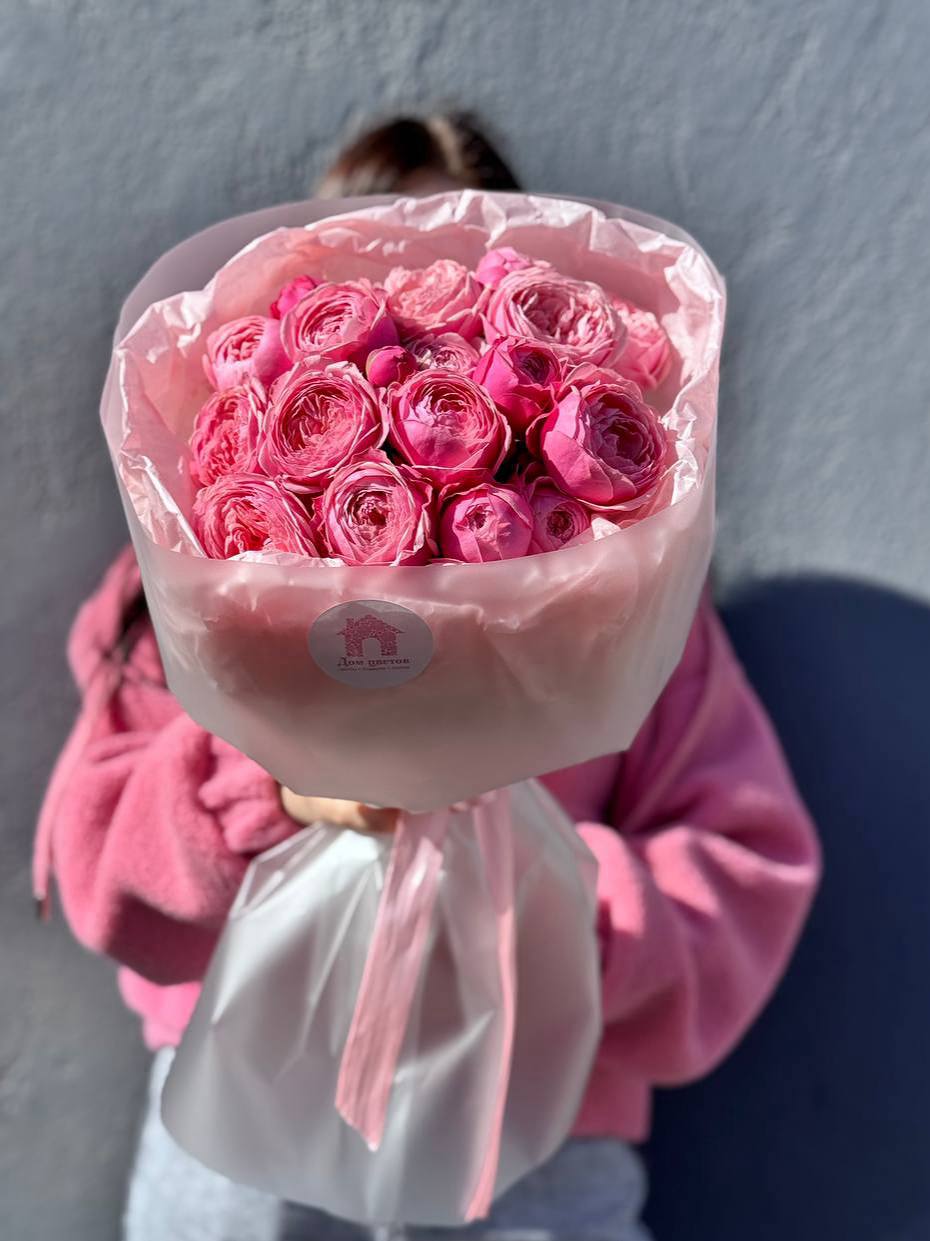 Букет из 5 кустовых пионовидных розовых роз в оформлении