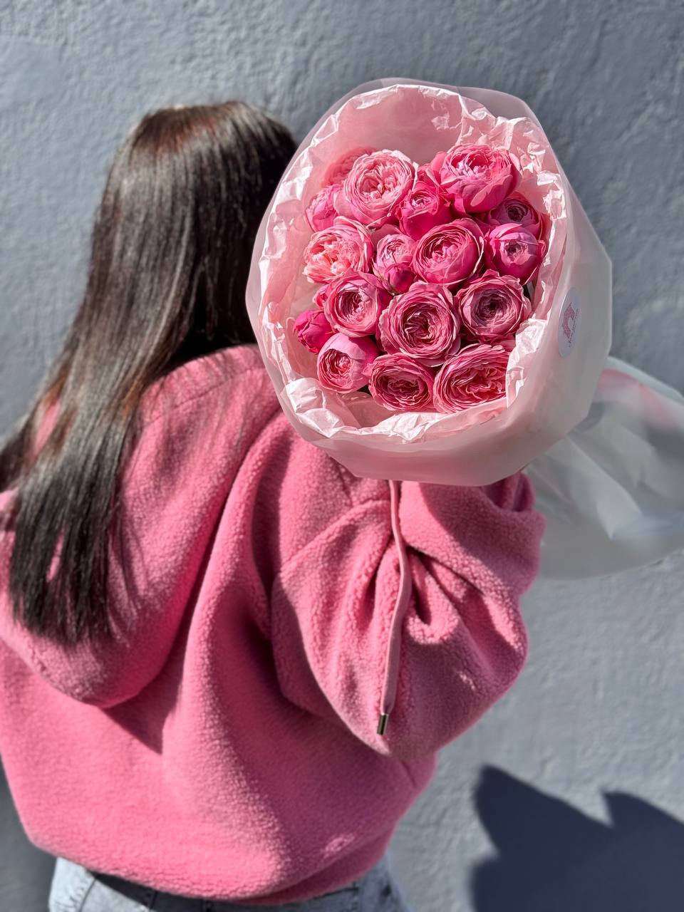 Букет из 5 кустовых пионовидных розовых роз в оформлении — фото 2