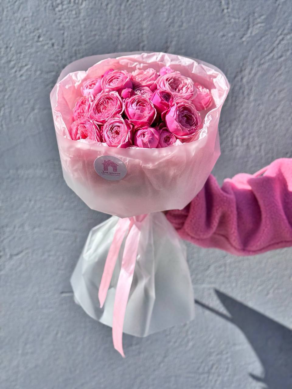 Букет из 5 кустовых пионовидных розовых роз в оформлении