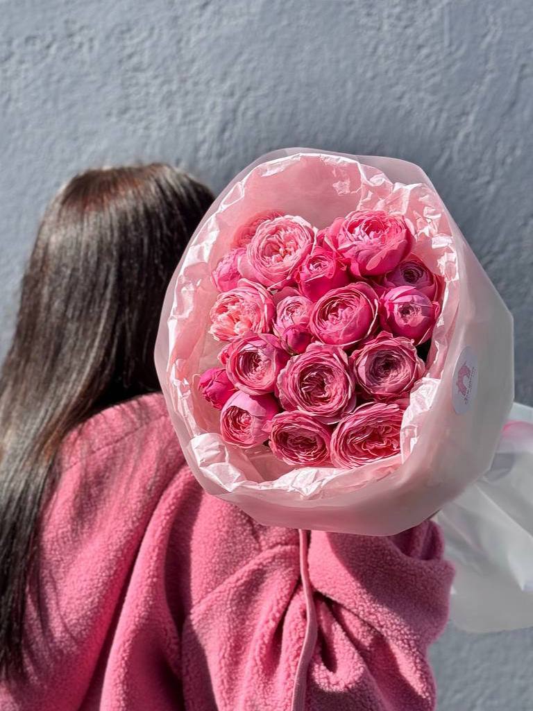 Букет из 5 кустовых пионовидных розовых роз в оформлении — фото 4