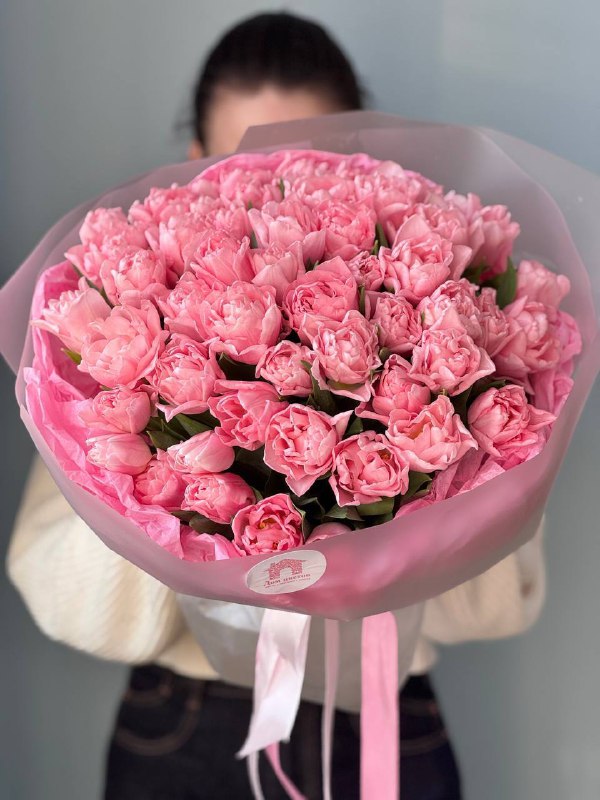 Букет из 51 пионовидного тюльпана в оформлении