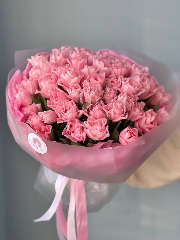 Букет из 51 пионовидного тюльпана в оформлении — фото 2