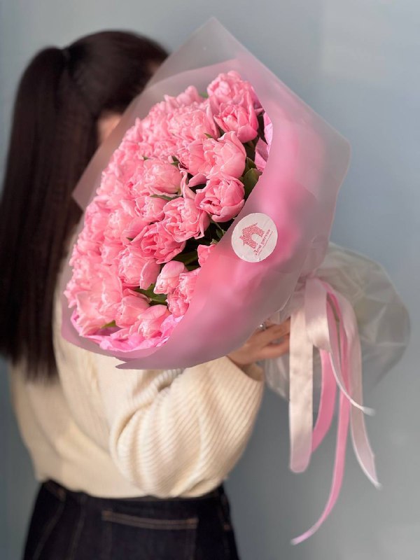 Букет из 51 пионовидного тюльпана в оформлении