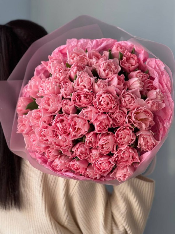 Букет из 51 пионовидного тюльпана в оформлении