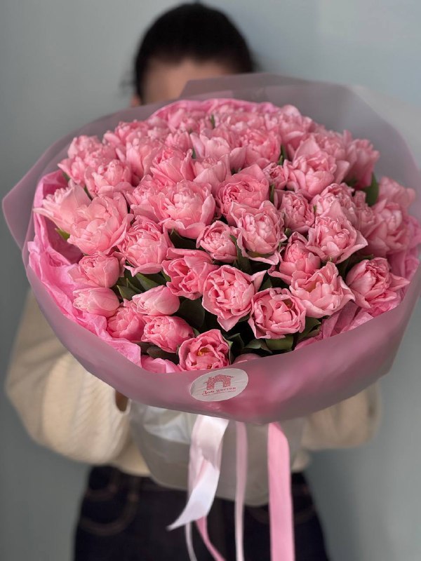 Букет из 51 пионовидного тюльпана в оформлении