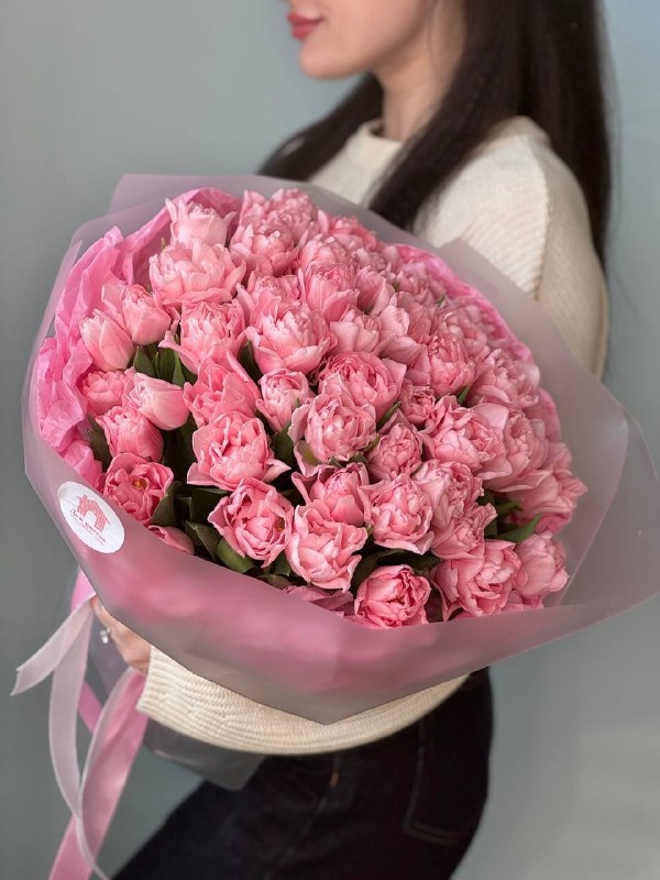 Букет из 51 пионовидного тюльпана в оформлении — фото 7