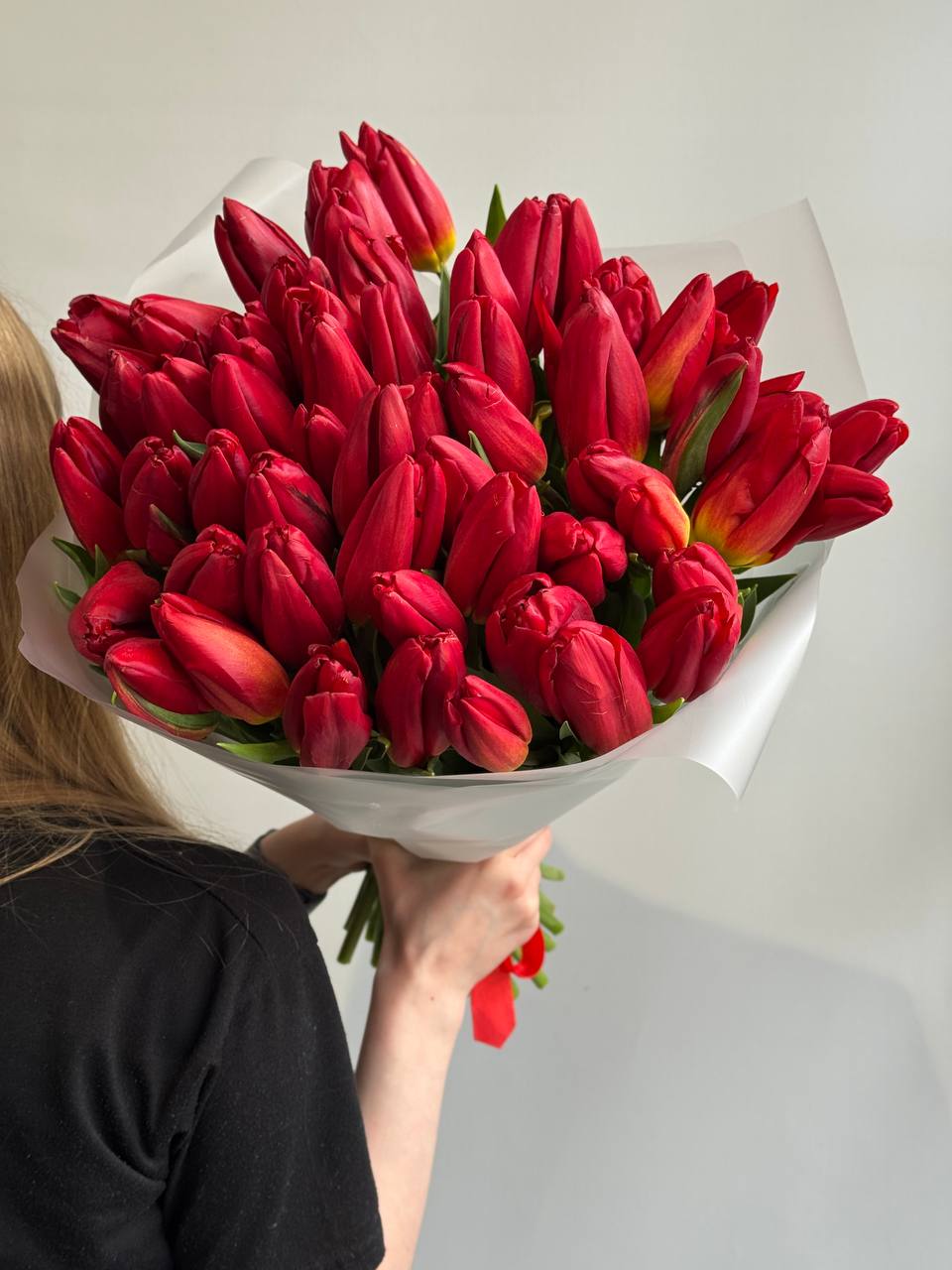 Букет из 59 красных тюльпанов в оформлении