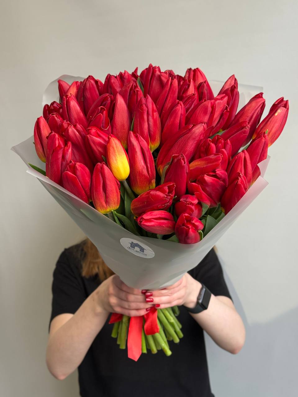Букет из 59 красных тюльпанов в оформлении