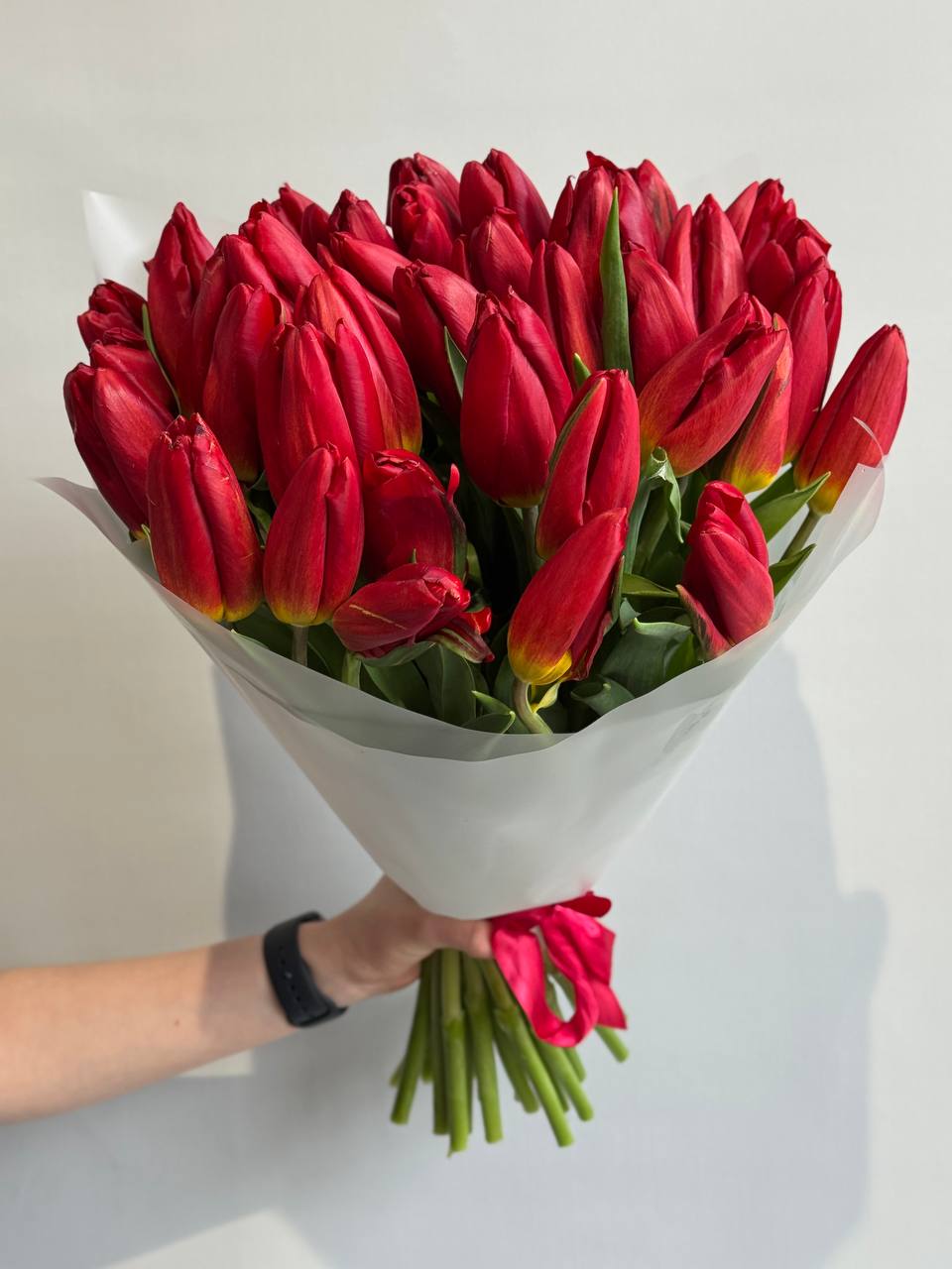 Букет из 59 красных тюльпанов в оформлении