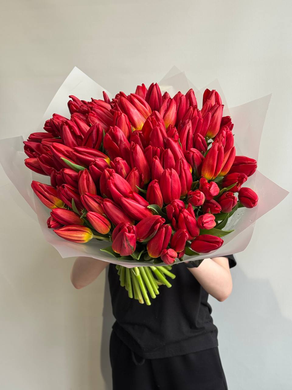 Букет из 59 красных тюльпанов в оформлении — фото 5