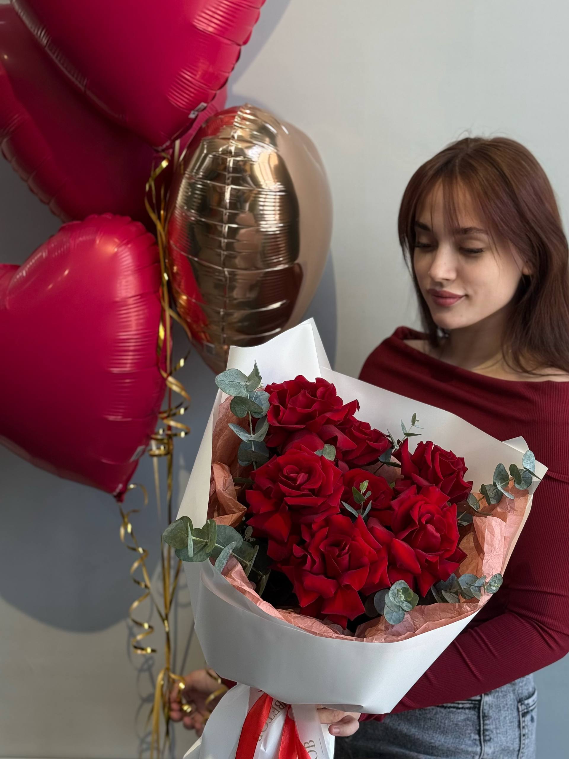 Букет из 7 французских роз с эвкалиптом и фонтан из 5 сердец