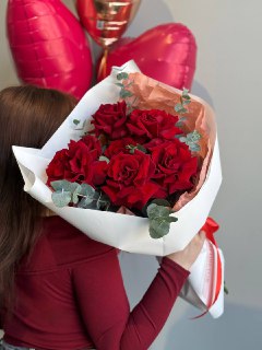 Букет из 7 французских роз с эвкалиптом и фонтан из 5 сердец