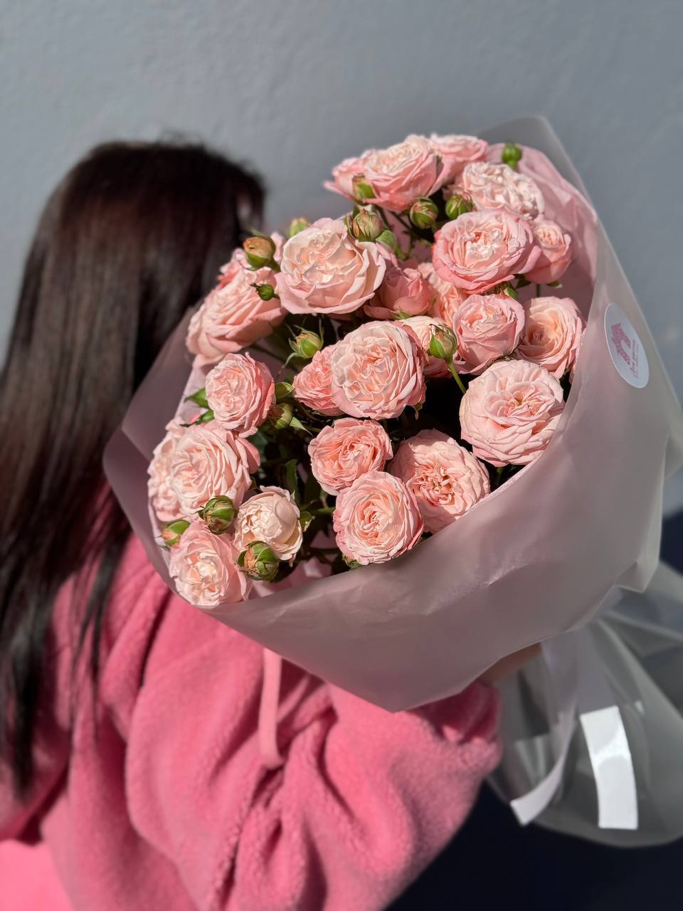 Букет из 7 кустовых пионовидных нежно-розовых роз в оформлении