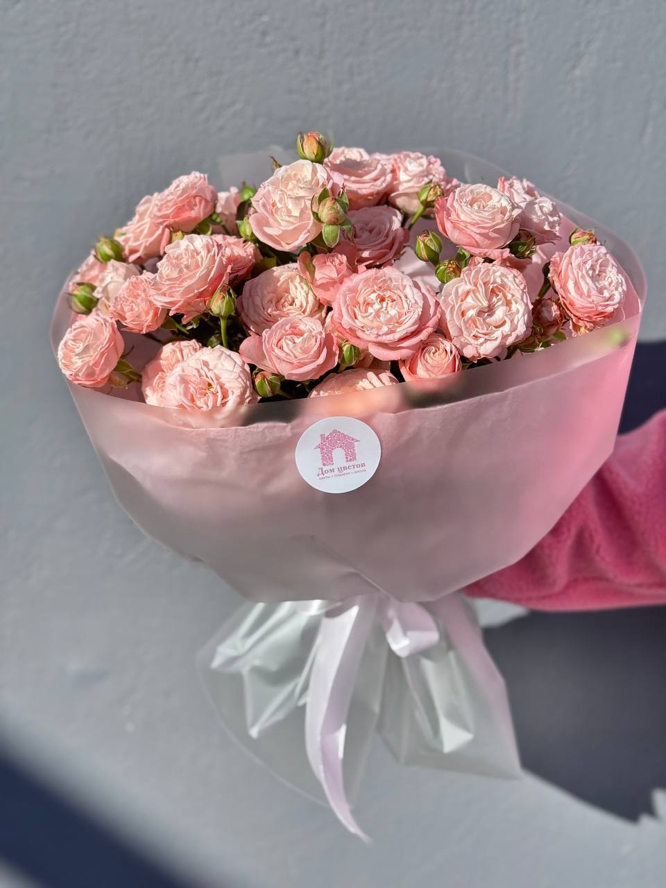 Букет из 7 кустовых пионовидных нежно-розовых роз в оформлении — фото 2