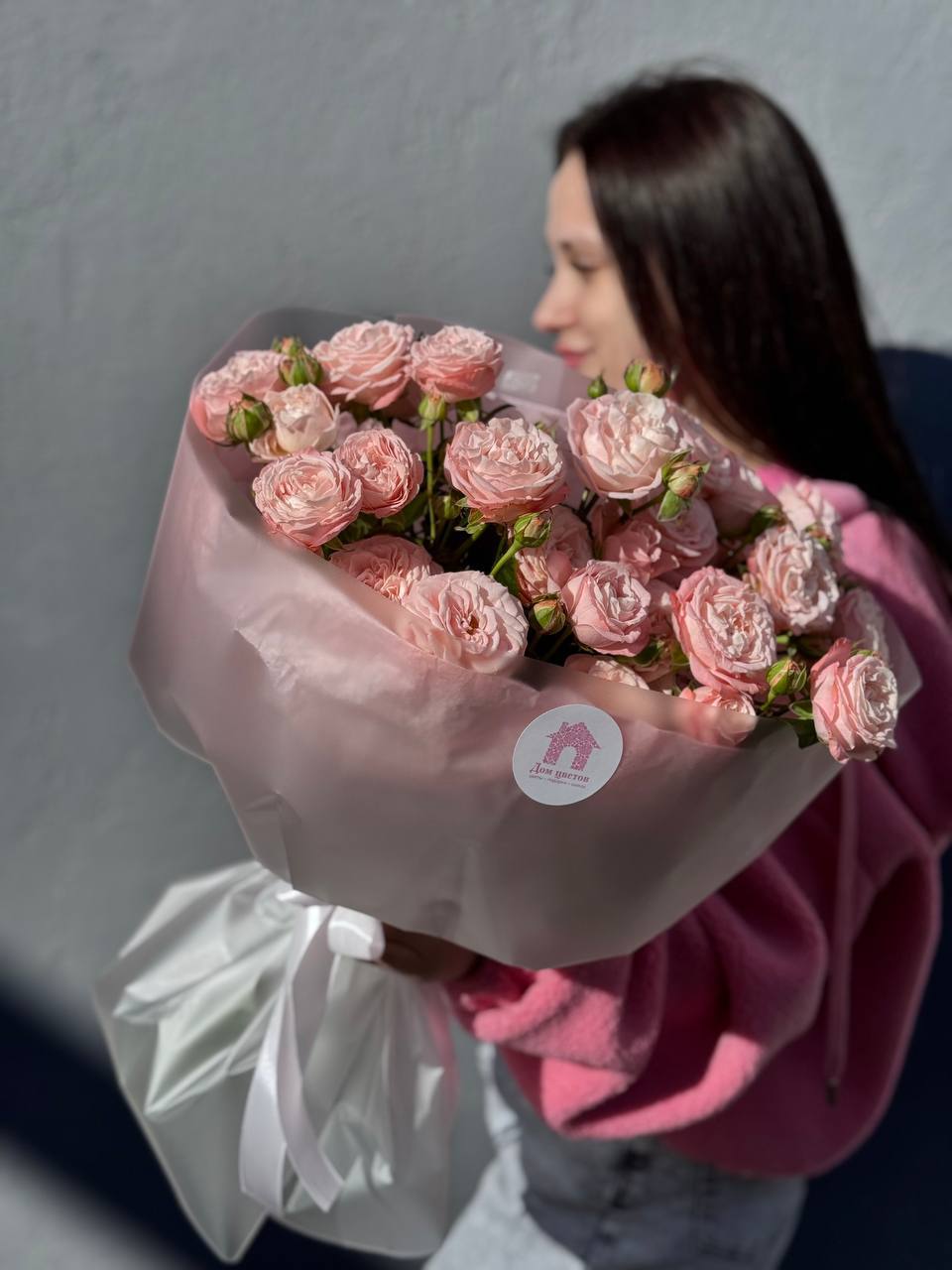 Букет из 7 кустовых пионовидных нежно-розовых роз в оформлении