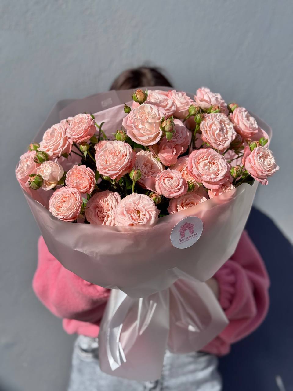 Букет из 7 кустовых пионовидных нежно-розовых роз в оформлении — фото 4