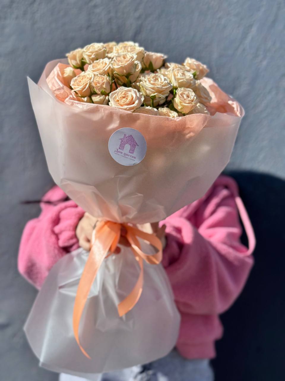 Букет из 7 кустовых пионовидных персиковых роз в оформлении