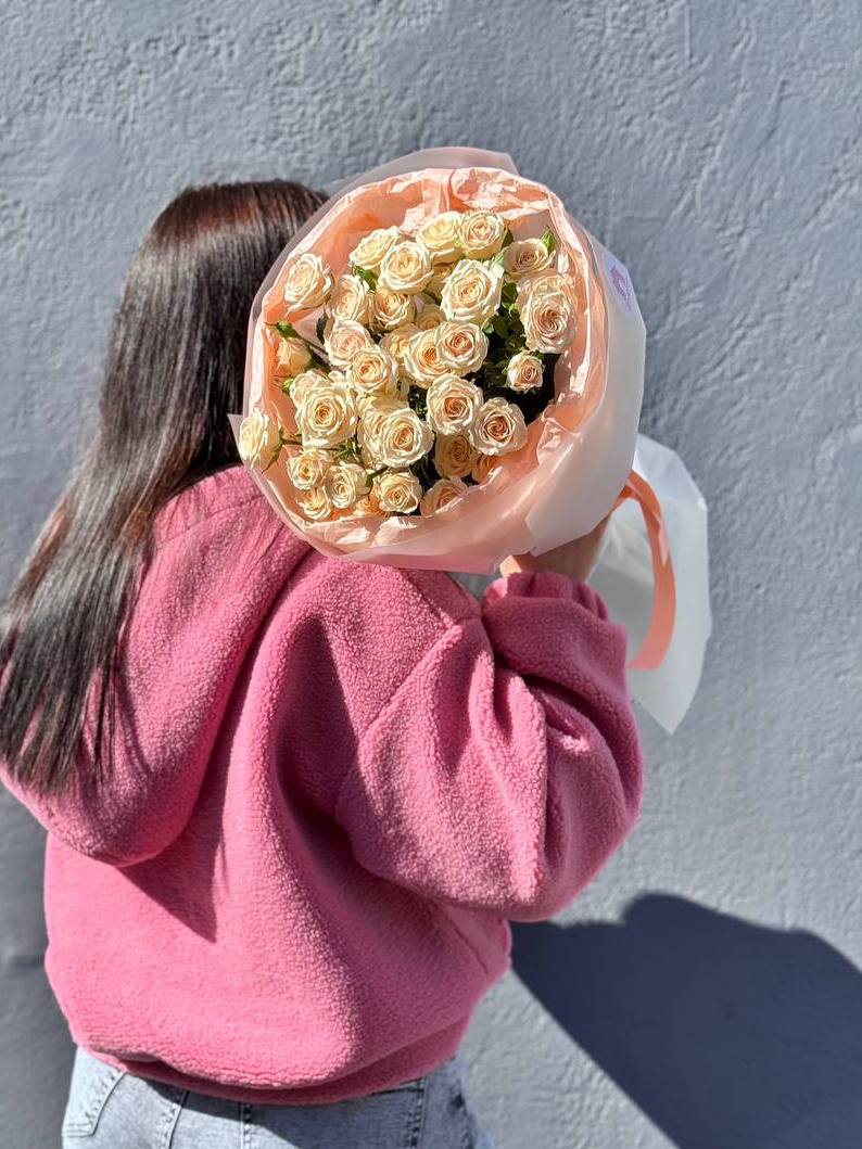 Букет из 7 кустовых пионовидных персиковых роз в оформлении — фото 2