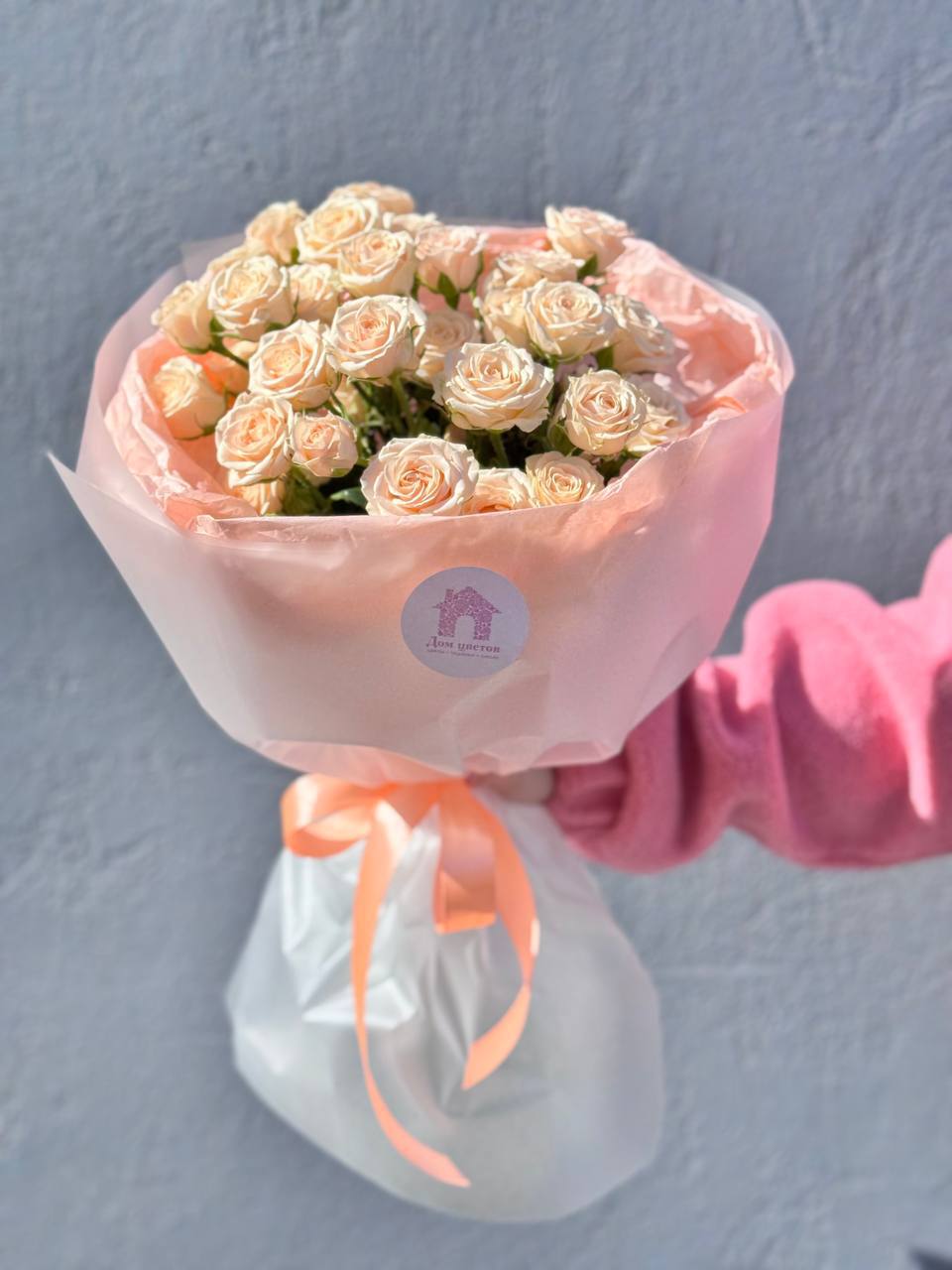 Букет из 7 кустовых пионовидных персиковых роз в оформлении