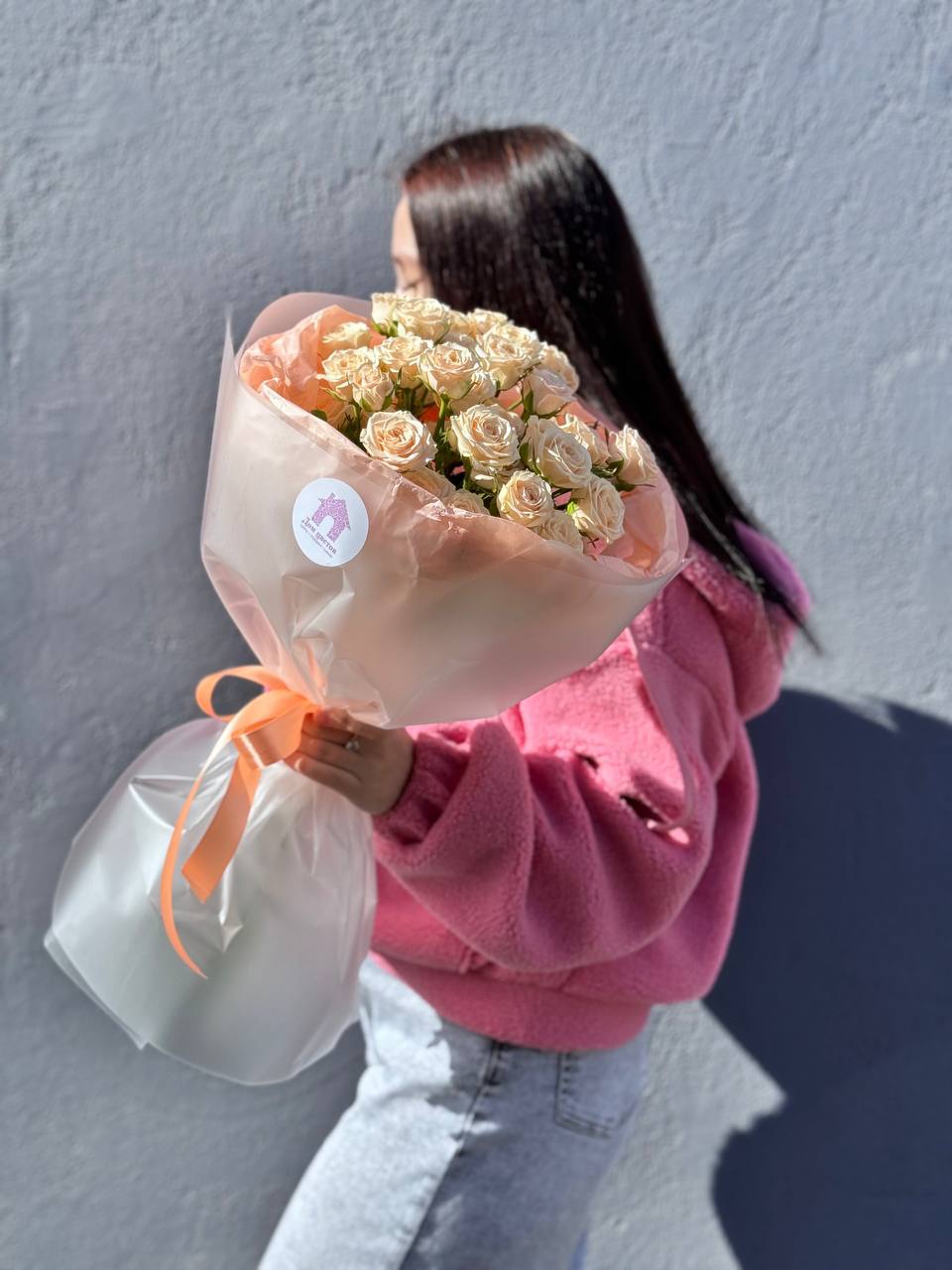 Букет из 7 кустовых пионовидных персиковых роз в оформлении — фото 4