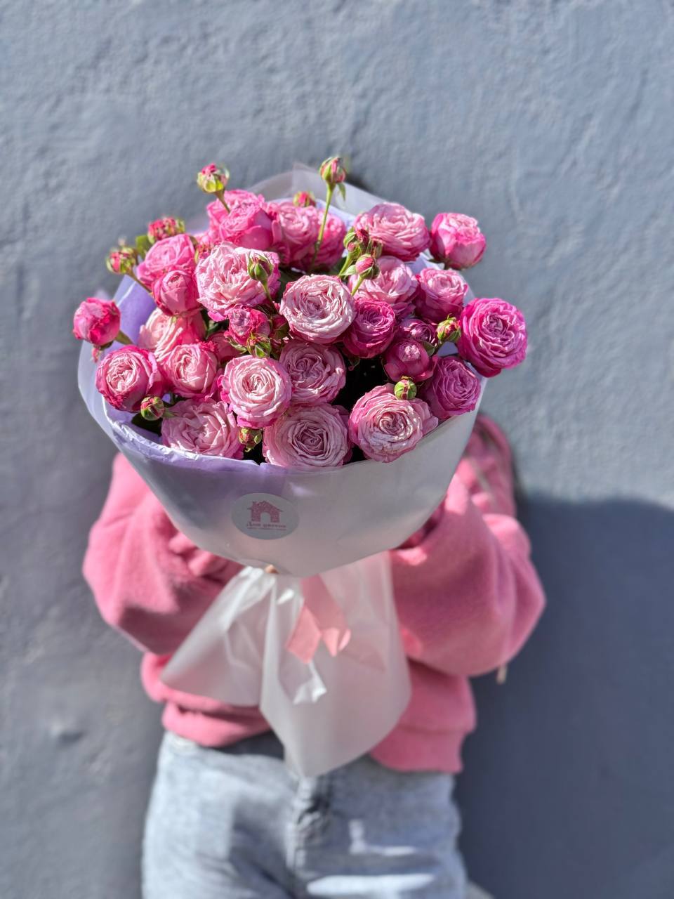 Букет из 7 кустовых пионовидных роз в оформлении