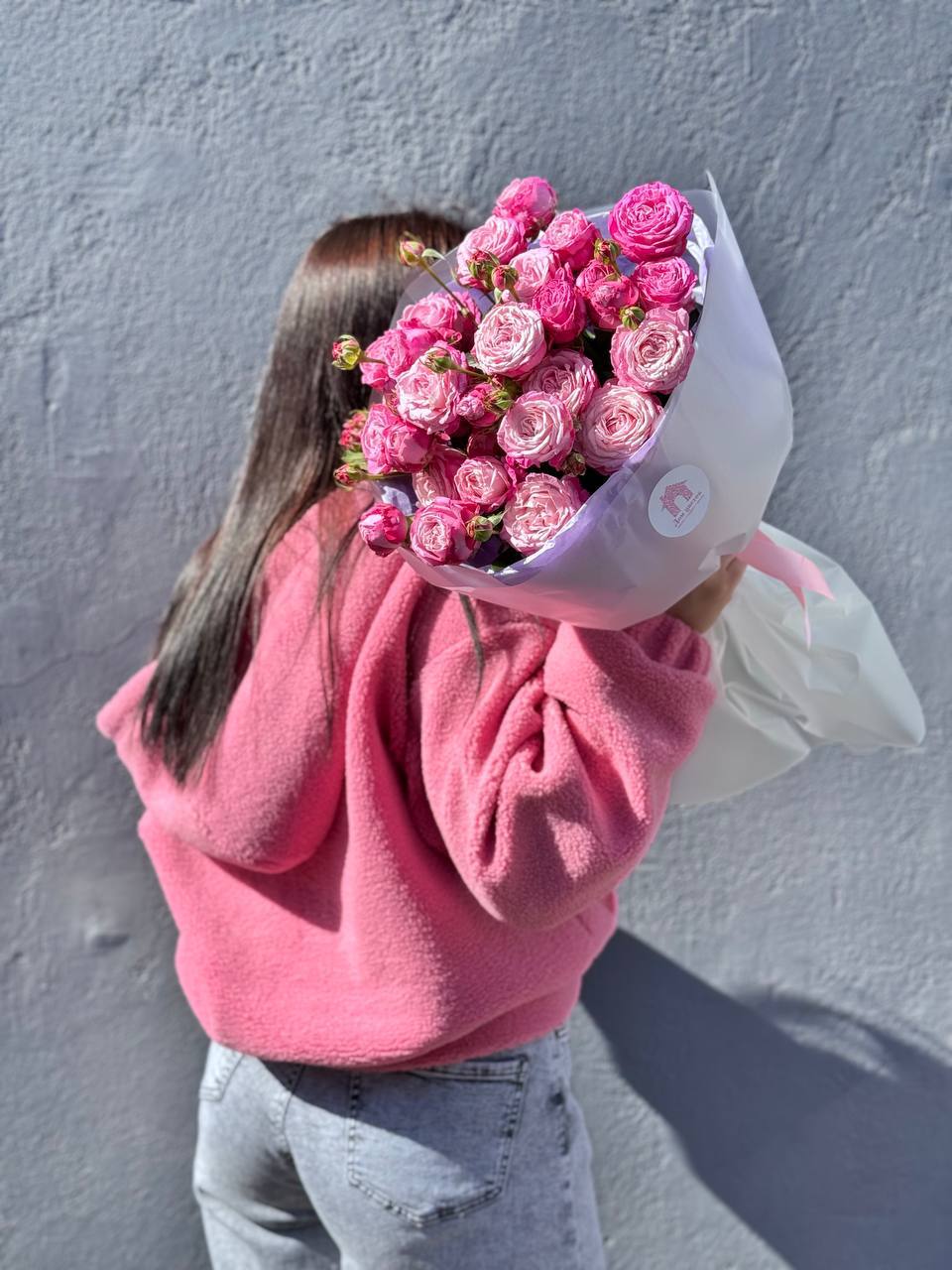 Букет из 7 кустовых пионовидных роз в оформлении — фото 2