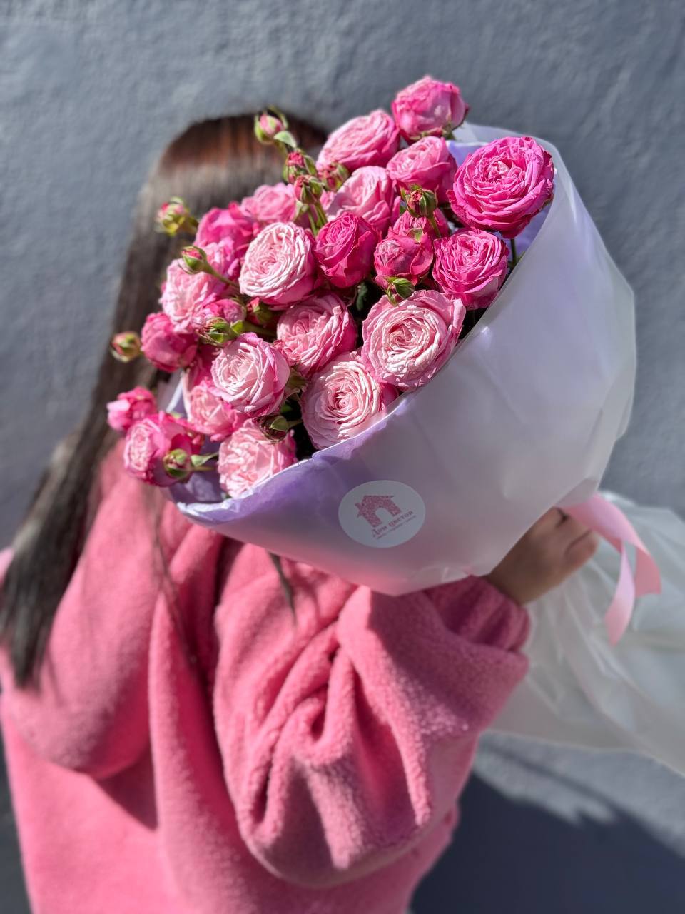 Букет из 7 кустовых пионовидных роз в оформлении