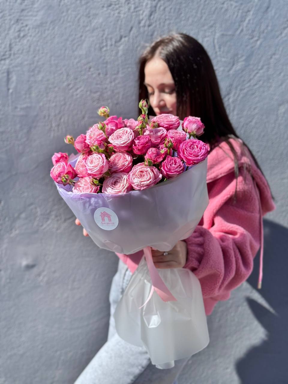 Букет из 7 кустовых пионовидных роз в оформлении