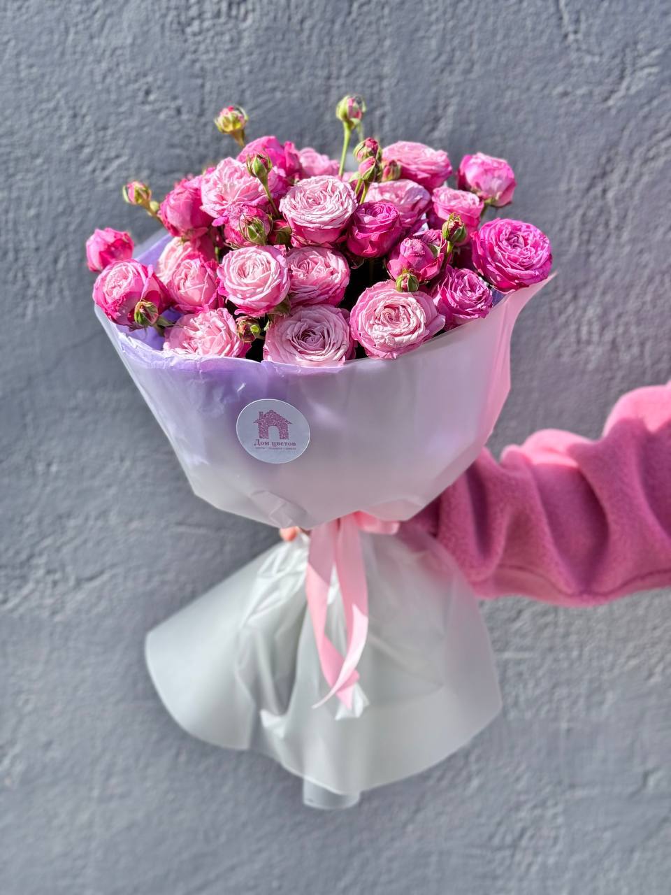 Букет из 7 кустовых пионовидных роз в оформлении — фото 5