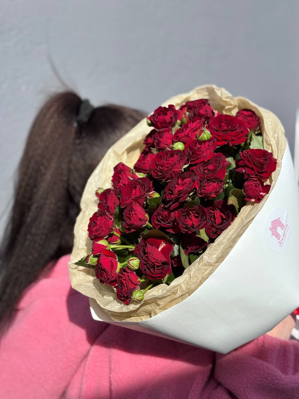 Букет из 9 кустовых садовых красных роз