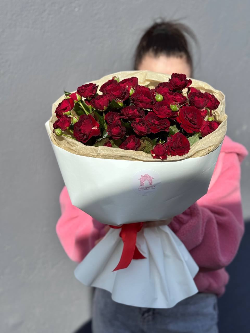 Букет из 9 кустовых садовых красных роз