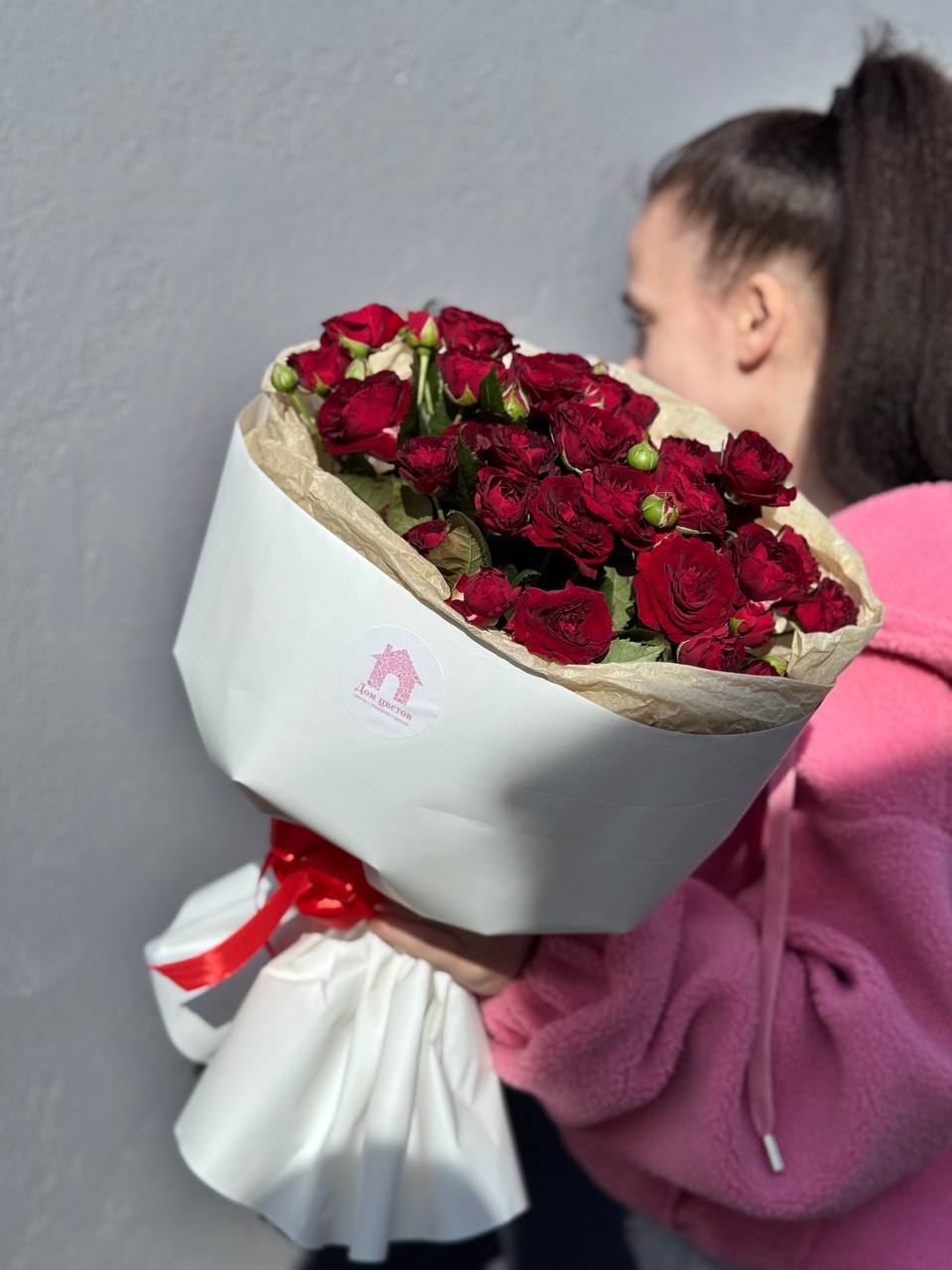 Букет из 9 кустовых садовых красных роз