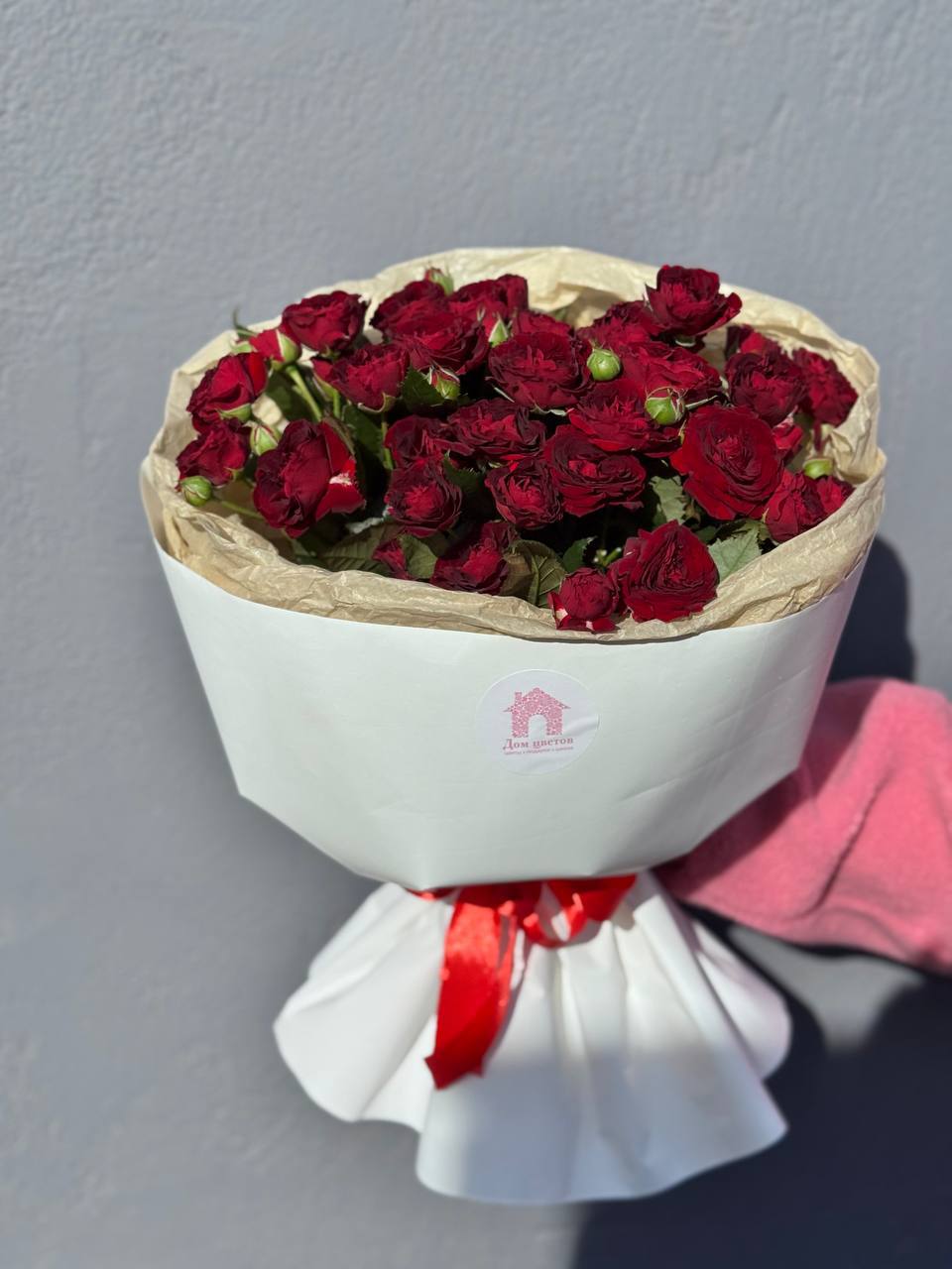 Букет из 9 кустовых садовых красных роз