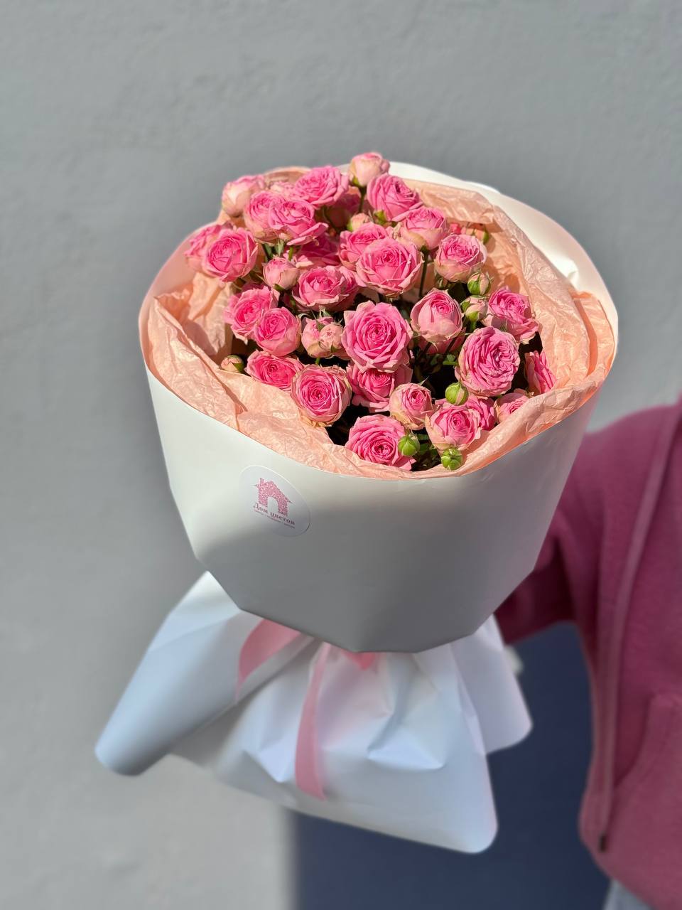 Букет из 9 кустовых садовых розовых роз — фото 5