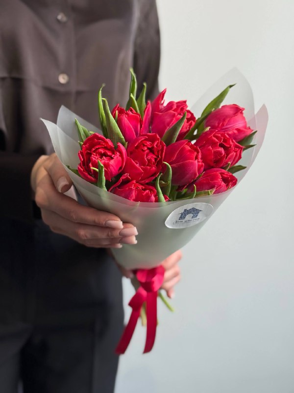 Букет из 9 малиновых тюльпанов, пионовидных