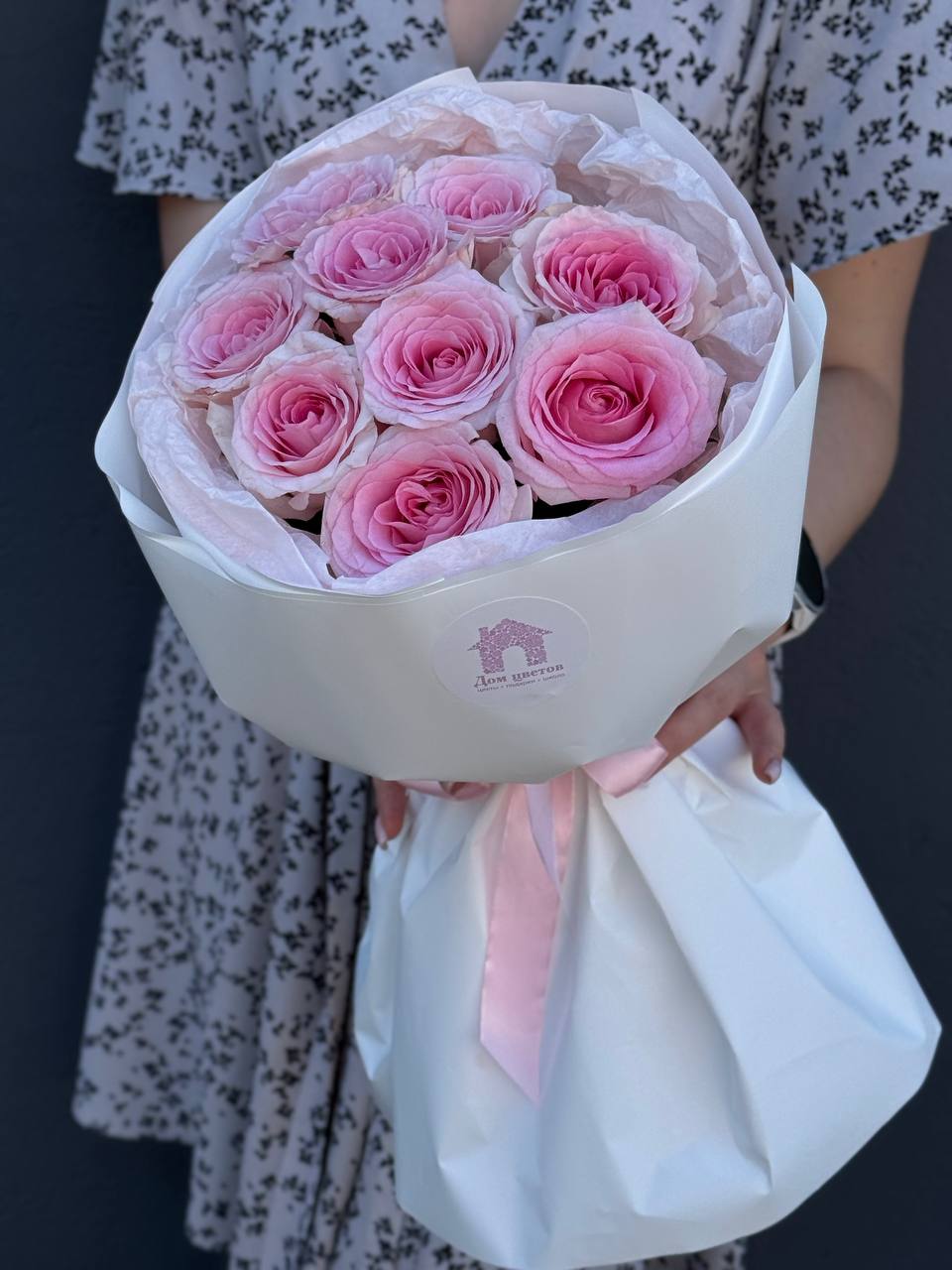 Букет из 9 роз 50см в оформлении