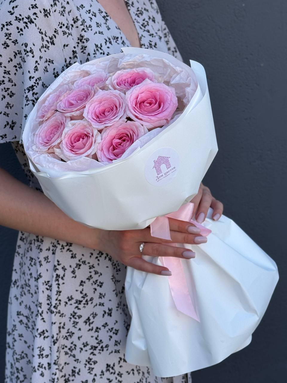 Букет из 9 роз 50см в оформлении — фото 6