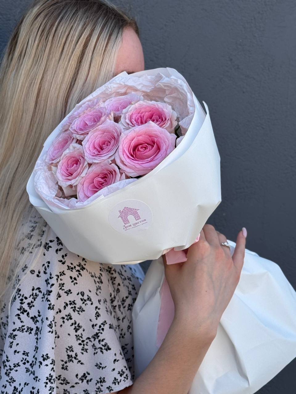 Букет из 9 роз 50см в оформлении