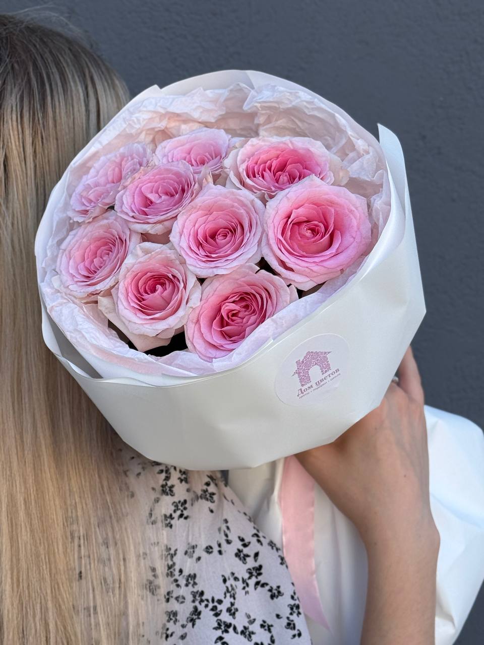 Букет из 9 роз 50см в оформлении — фото 2